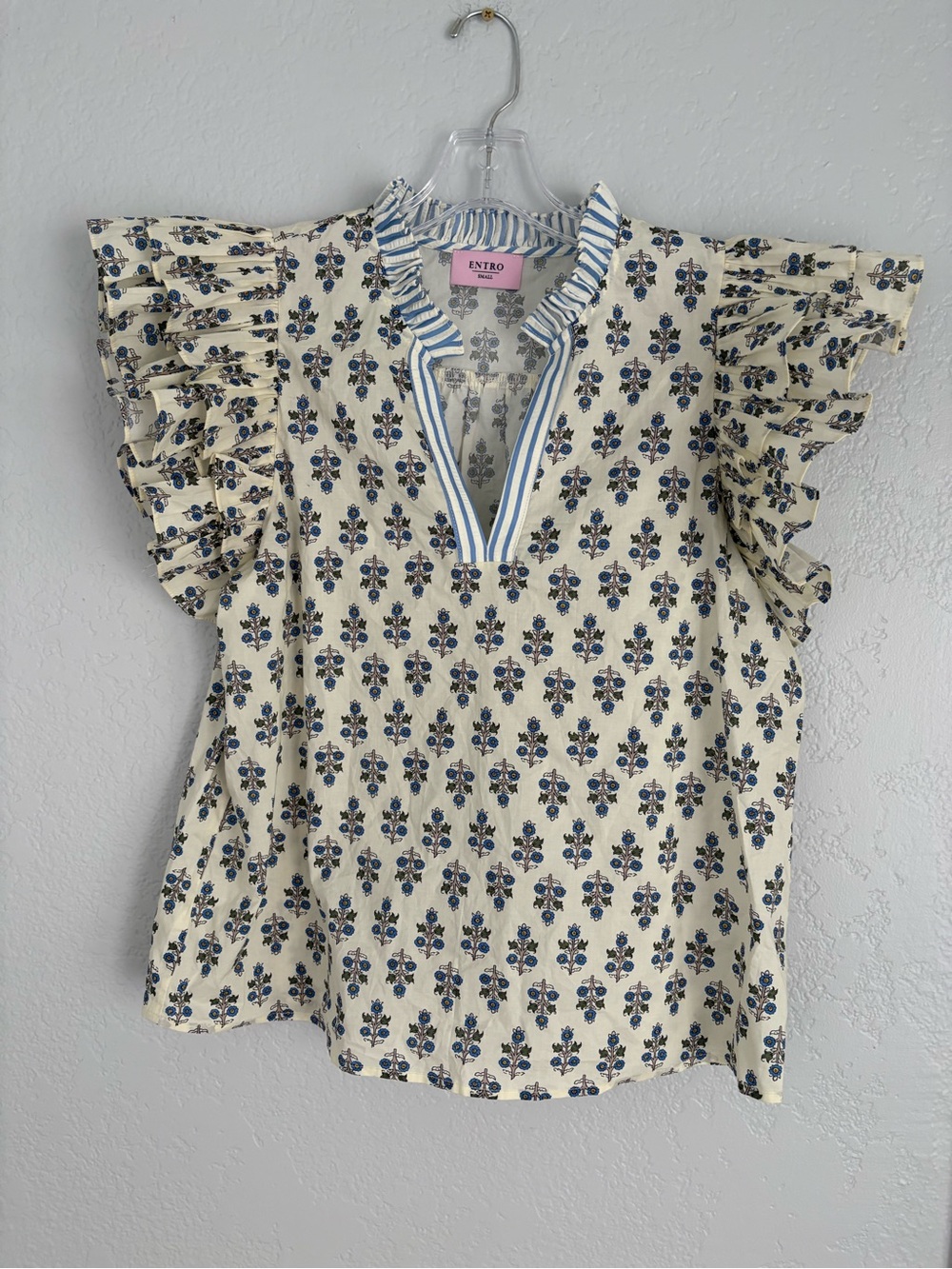 ❤️ NEW entro Blue and Cream Floral Ruffle Split-Neck Top